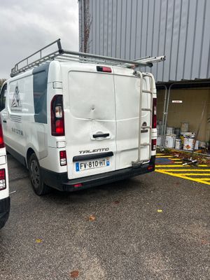 deux camionnettes garées l'une à côté de l'autre dans un parking