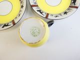 deux assiettes et une tasse posées sur une table