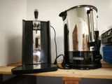 deux machines à café posées côte à côte sur une étagère