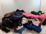 un tas de vêtements posé sur un comptoir dans une pièce