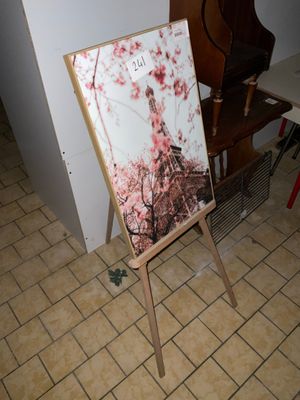 une image d'un tableau sur un chevalet dans une pièce