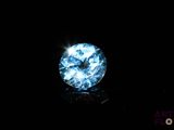 gros plan d'un diamant bleu sur une surface noire