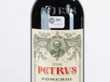 une bouteille de vin rouge posée sur une table
