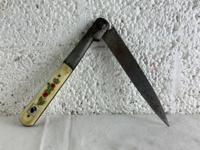a knife that is laying on top of a wall