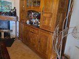 une grande armoire en bois au milieu du salon