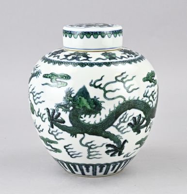 un vase vert et blanc orné d'un dragon