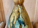 un vase posé sur une étagère
