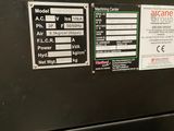 une photo d'une machine recouverte de nombreux autocollants