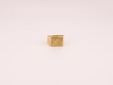 une bague en or ornée d'un motif carré