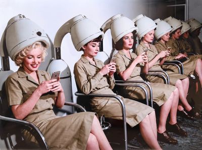 beaucoup de femmes assises sur des chaises, coiffées de chapeaux