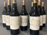 six bouteilles de vin sont alignées sur une table