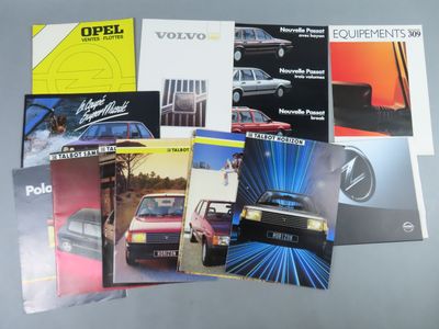 plusieurs livres posés sur une table, avec une voiture en arrière-plan
