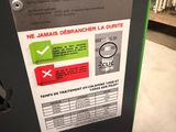 a sign on the side of a machine that says no jams debrancher la durite