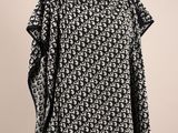 un poncho noir et blanc muni d'une capuche
