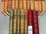 plusieurs vieux livres empilés sur une table