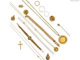 de nombreux bijoux en or sur fond blanc