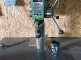 une machine posée sur une table sur laquelle est inscrit un chiffre