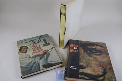 deux livres posés l'un à côté de l'autre sur une table