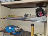 une étagère sur laquelle sont posés de nombreux câbles et outils