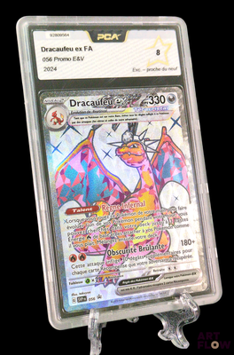 gros plan d'une carte pokemon dans un étui en plastique