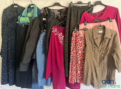 beaucoup de vêtements suspendus à un portant