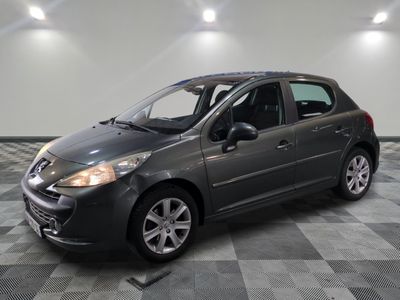 la photo d'une voiture grise garée dans un garage