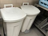 deux poubelles dans la cuisine, l'une à côté de l'autre