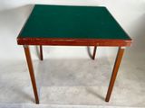 une image représentant une petite table au plateau vert sur fond blanc