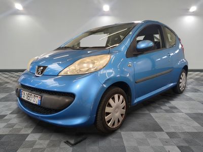 la photo d'une voiture bleue garée dans un garage
