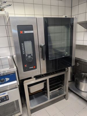 une image d'une cuisine commerciale avec des appareils en acier inoxydable