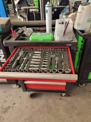 un grand nombre d'outils posés sur une table