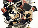 un tas d'insignes militaires variés posés sur une surface blanche