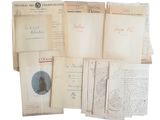 Plusieurs vieilles lettres et papiers sont empilés les uns sur les autres