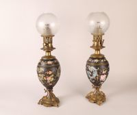 Paire de lampes à pétrole en porcelaine à décor de semis de … (photo 5)