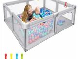 L'enfant joue dans la piscine à balles avec des jouets.