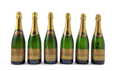six bouteilles de champagne alignées