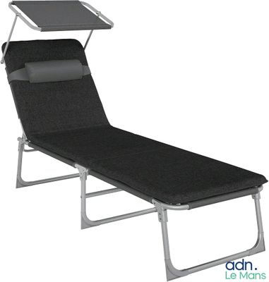 une image représentant une chaise longue sur laquelle est posé un plateau