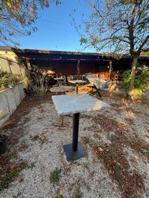 une table en béton posée au milieu d'une cour