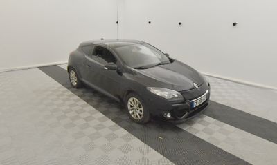 la voiture grise est garée dans le garage sur le sol en damier