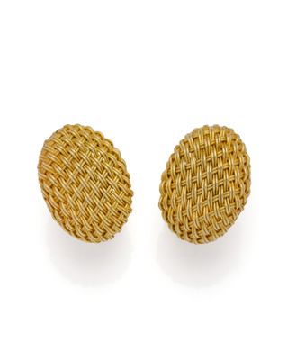une paire de boucles d'oreilles en or jaune