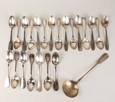 many spoons and spoon spoons laid out on a table