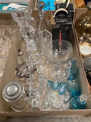 une boîte remplie de verres posée sur une table