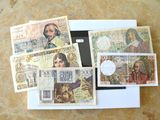 une photo d'une photo montrant une liasse de billets dans une boîte