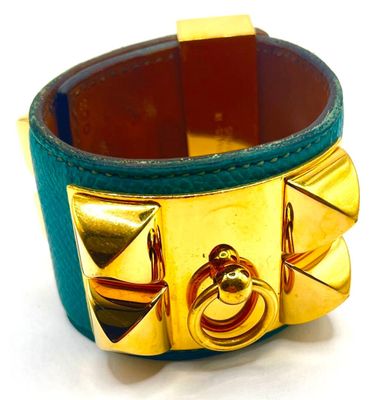 bracelet à manchette en cuir orné de clous dorés et d'un ruban en cuir turquoise