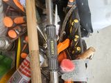 un seau rempli d'outils posé par terre