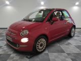 la petite voiture rouge est garée sur un carrelage à carreaux