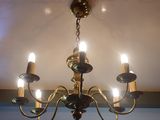 un lustre à cinq lumières suspendu au plafond
