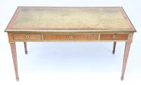 Bureau plat toutes faces en placage de bois de rose ouvrant … (photo 2)