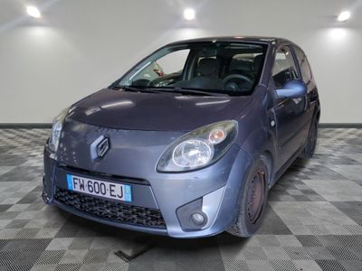 la photo d'une petite voiture garée dans un garage