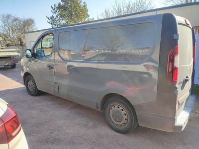 une photo d'une camionnette garée sur un parking